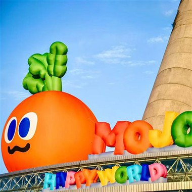 Puhallettava mainonta söpö sarjakuva oranssi